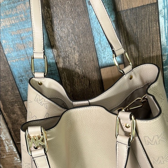 Michael Kors Cream Shoulder tote 👜 Bag - Picture 7 of 16